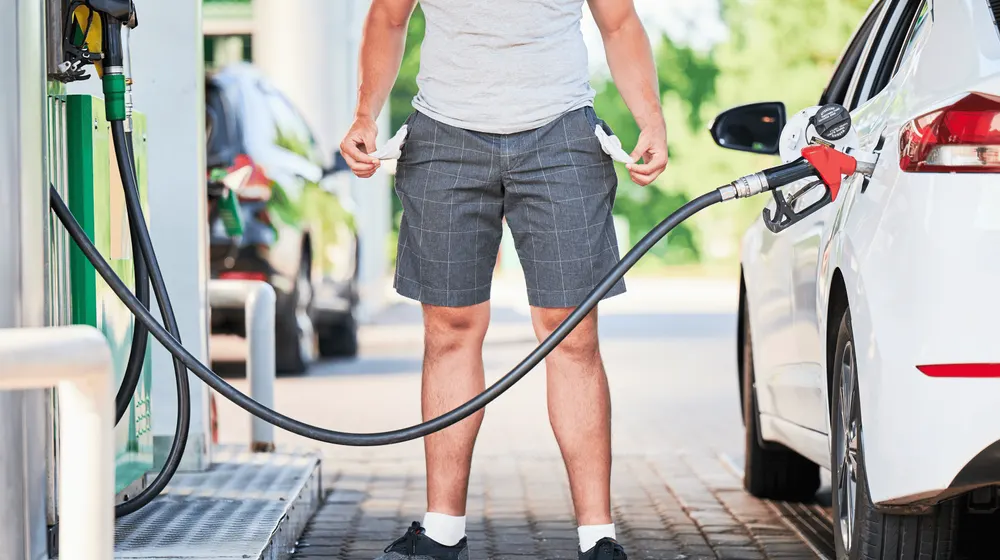 Cómo ahorrar dinero en combustible al alquilar un coche en Fuerteventura